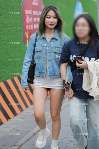 路遇超短热裤美女