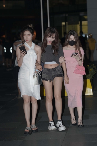 夜拍逛街美女三姐妹