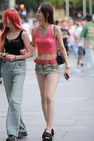 【玻璃街拍】长腿热裤小姐姐