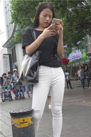 查看完整内容：4K - 街拍白裤女孩 [1.25 GB]（视频版） - 共10张图片