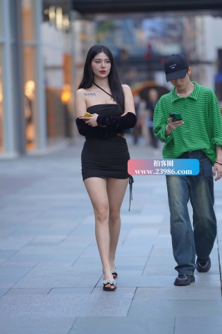 街拍包臀短裙美女