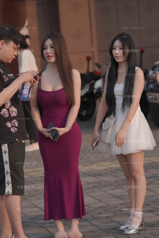 丰腴身材紫色长裙美女