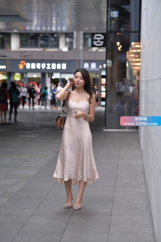 搭讪相当气质的吊带裙美女