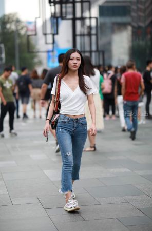 查看完整内容：街拍紧身牛仔姑娘 - 共20张图片