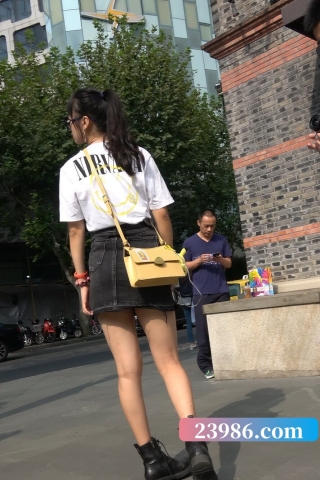 4K - 街拍短裙短靴马尾辫小姐姐 [1.86 GB/MP4]（视频版）