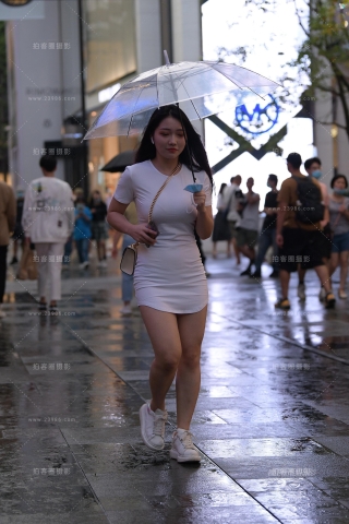 雨中的魅力白