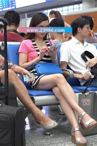 查看完整内容：4K - 腿不错的成熟型墨镜女子 [557 MB/MP4] （视频版） - 共8张图片