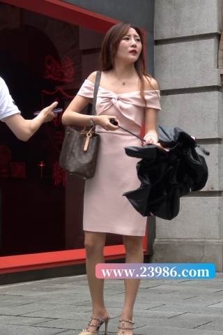 查看完整内容：4K - 性感身材粉色连衣裙街拍高跟美女 [1.31 GB/MP4]（视频版） - 共8张图片