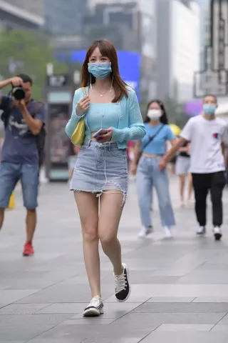 查看完整内容：牛仔短裙美女（完整版） - 共3张图片