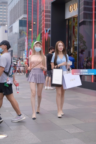 漂亮的短裙姐妹