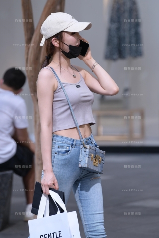 破洞紧牛小姐姐