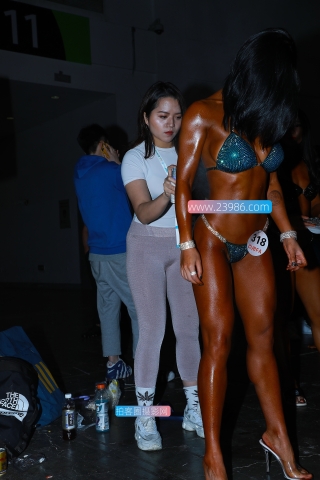 【街拍之魂赛帖】B65、专心涂油的性感紧身裤