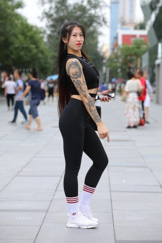 有纹身的健美裤女友