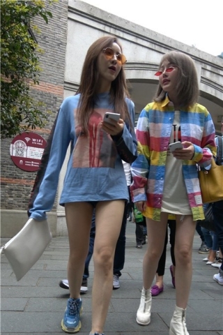 超清4K 花衣服街拍性感美腿俩姐妹 [1.52 GB]（视频版）
