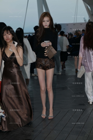 一米八大长腿豹纹热裤美女