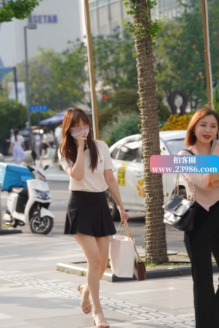 街拍超短百褶裙小姐姐