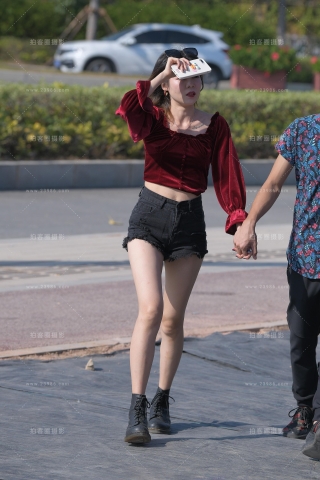 热裤大白腿美女