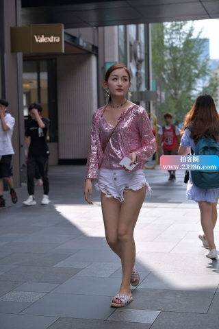 街拍白短热裤时尚白富美