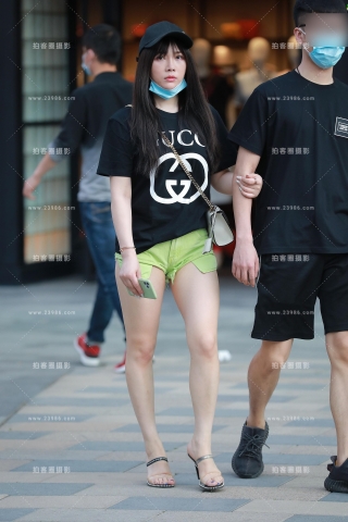 绿色热裤漂亮女友