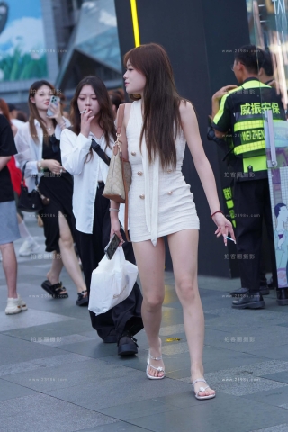 街拍抽烟的短裙美眉