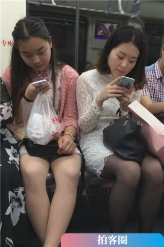 对面坐的两美女有点小诱惑，还让不让人好好坐地铁啦（视频版）