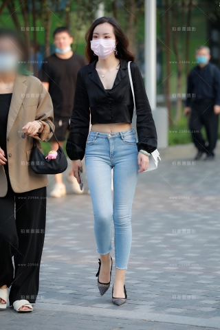 【玻璃街拍】紧牛美眉（城市版）（完整版）