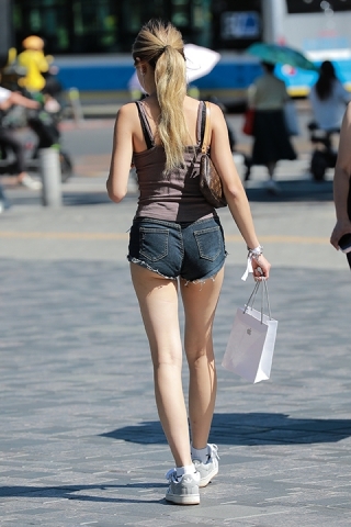 牛仔热裤小妹【原图+视频】