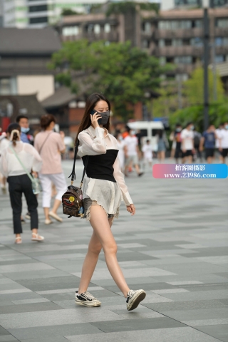 街拍长腿碎边热裤小姐姐