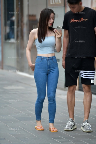 ★抹胸蓝牛仔裤美女