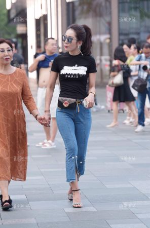 查看完整内容：街拍性感紧牛美女 - 共15张图片