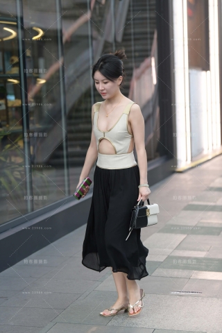 街拍白皙气质轻熟美女