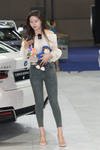 M6122 紧牛美臀女主播（完整版）