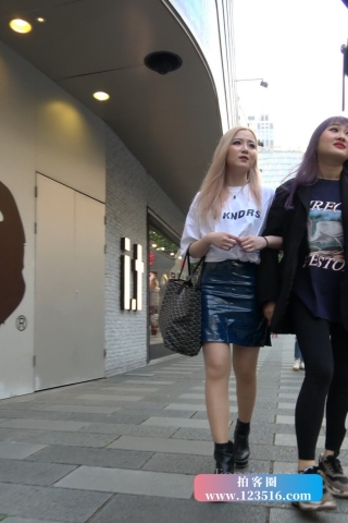 4K - 街拍黄头发皮短裙妹子 [1.11 GB/MP4]（视频版）