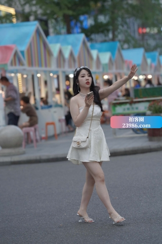 查看完整内容：街拍白色抹胸裙美女 - 共23张图片