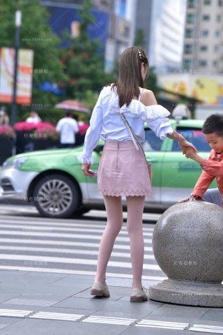 街拍粉色裙穿丝的宝妈 【图片➕视频】
