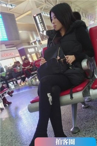 查看完整内容：4k-高铁站候车室拍摄丝袜打底裤长腿大嘴巴美女。（视频版） - 共6张图片