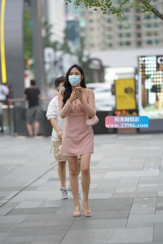 查看完整内容：街拍粉色裙美姐 - 共23张图片