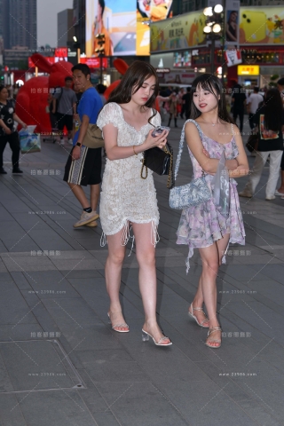 街拍蕾丝短裙美腿小姐姐