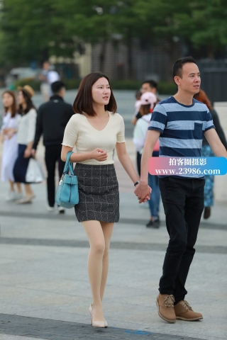 街拍肉丝袜米色高跟美女