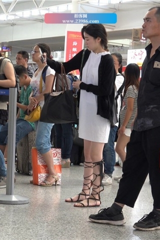 查看完整内容：小姐姐的一双玉足白里透红相当粉嫩，人也漂亮 [3.04 GB/MP4] （视频版） - 共7张图片