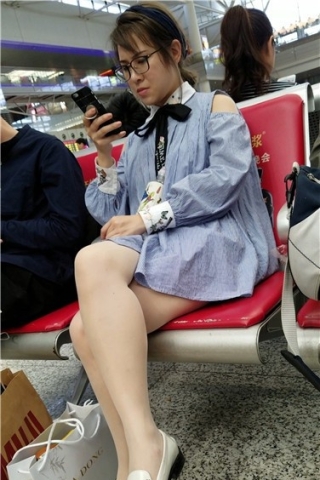 查看完整内容：4k超清，美白大长腿眼镜妹妹，颜值颇高（视频版） - 共10张图片