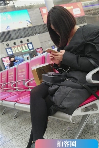 查看完整内容：4k-高铁站候车室拍摄黑丝美腿短发甜美女孩（视频版） - 共6张图片