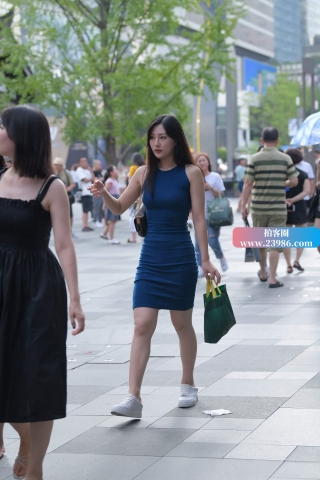 搭讪街拍深蓝色修身裙小姐姐
