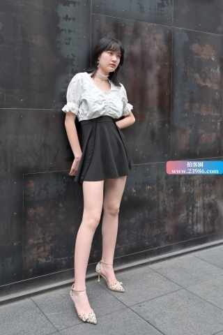 摆拍的白皙妹子