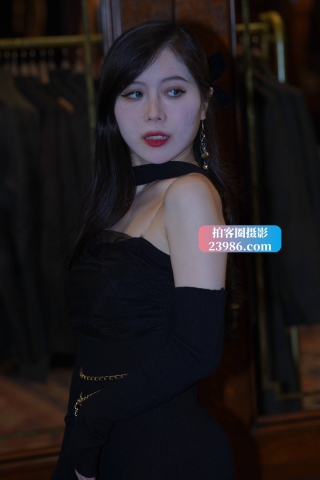 搭讪很有气质得黑色长裙女子