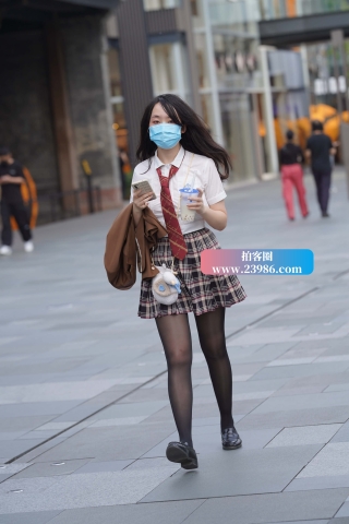 搭讪街拍黑色JK短裙mm