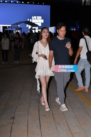 高挑的亮丝长腿女友