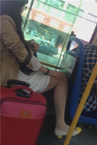 公交车上拍摄肉丝袜连衣裙女孩（视频版）