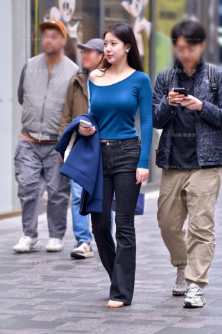 抓拍漂亮的牛仔长裤美女（完整版）