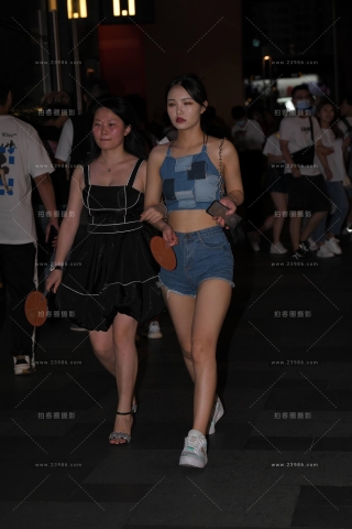 夜拍热裤女孩跟闺蜜